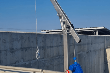 זרועות חילוץ לעבודה בגובה ובחללים מוקפים – פתרונות בטיחות מתקדמים